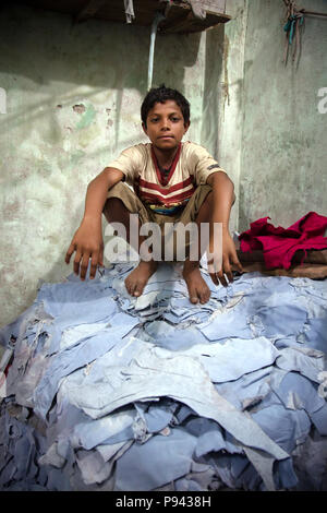 Le travail des enfants dans les usines de Hazaribagh, tanneries de cuir / district, Dhaka, Bangladesh Banque D'Images