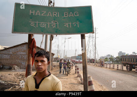 Travailleur de Hazaribagh, usines de cuir / quartier des tanneries, Dhaka, Bangladesh Banque D'Images