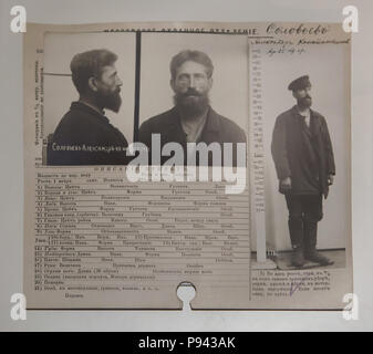 Terrorisme révolutionnaire russe Alexander Soloviev photographié en avril 1879, la moitié du visage, du visage complet et pleine longueur sur la carte d'enregistrement de la police secrète russe Ministère (Okhrana) sur l'affichage à l'exposition dédiée à l'empereur Alexandre II de Russie dans le Musée Historique d'État de Moscou, en Russie. Alexander Konstantinovich Soloviev a tenté la vie de l'empereur Alexandre II le 2 avril 1879 à Saint Petersburg pour laquelle il a été exécuté plus tard. L'exposition marquant le 200e anniversaire de la naissance d'Alexandre II s'exécute jusqu'au 18 octobre 2018. Banque D'Images