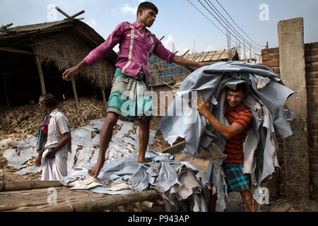 Les travailleurs de Hazaribagh, usines de cuir / quartier des tanneries, Dhaka, Bangladesh Banque D'Images