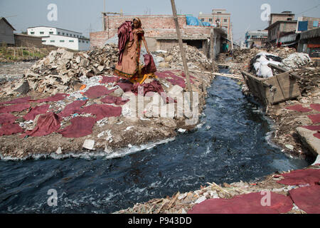 Femme travaillant dans la région de Hazaribagh, usines de cuir / quartier des tanneries, Dhaka, Bangladesh Banque D'Images