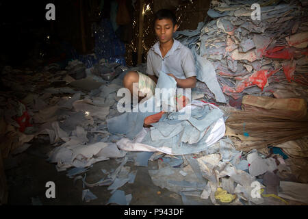 Le travail des enfants dans les usines de Hazaribagh, tanneries de cuir / district, Dhaka, Bangladesh Banque D'Images