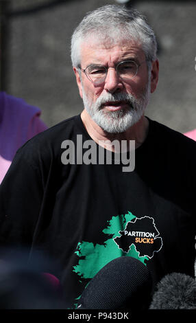 Ancien président du Sinn Fein Gerry Adams lors d'une conférence de presse à Connolly House à Belfast après une attaque de son dispositif d'explosifs et Bobby Story's homes. Banque D'Images