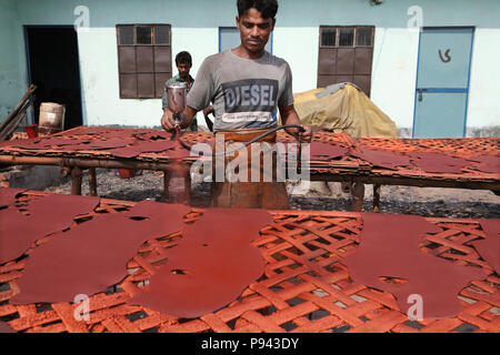 Travailleur de Hazaribagh, usines de cuir / quartier des tanneries avec t shirt Diesel, Dhaka, Bangladesh Banque D'Images