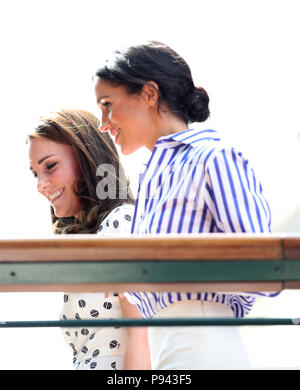 La duchesse de Cambridge et la duchesse de Sussex sur douze jours de la Wimbledon à l'All England Lawn Tennis et croquet Club, Wimbledon. Banque D'Images