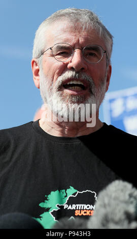 Ancien président du Sinn Fein Gerry Adams lors d'une conférence de presse à Connolly House à Belfast après une attaque de son dispositif d'explosifs et Bobby Story's homes. Banque D'Images