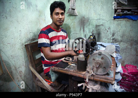 Travailleur de Hazaribagh, usines de cuir / quartier des tanneries, Dhaka, Bangladesh Banque D'Images