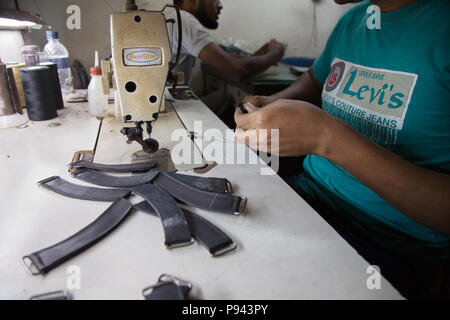 Couture homme bracelet cuir en cuir / usines Hazaribagh, quartier des tanneries, Dhaka, Bangladesh Banque D'Images