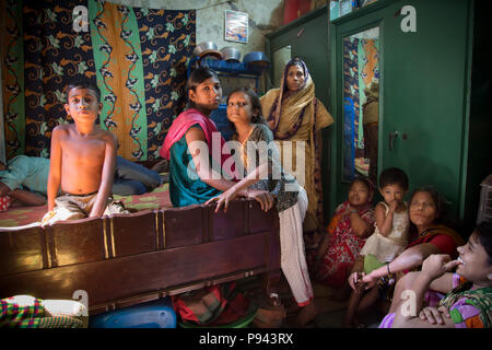 Famille des travailleurs à Hazaribagh, usines de cuir / quartier des tanneries, Dhaka, Bangladesh Banque D'Images