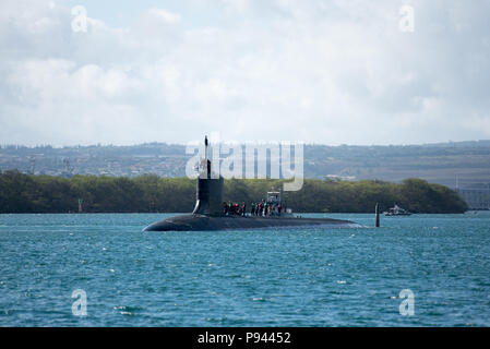 180706-N-KC128-0047 PEARL HARBOR (6 juillet 2018) La classe de Virginie sous-marin d'attaque rapide USS Texas (SSN 776) tire à Pearl Harbor le 6 juillet dans le cadre de la réunion semestrielle de Rim of the Pacific (RIMPAC) 2018 exercice maritime. Vingt-cinq nations, 46 navires, 5 sous-marins, environ 200 avions et 25 000 personnes participent à l'EXERCICE RIMPAC du 27 juin au 2 août dans et autour des îles Hawaï et la Californie du Sud. Le plus grand exercice maritime international RIMPAC, fournit une formation unique alors que la promotion et le soutien de relations de coopération entre les participants des Banque D'Images