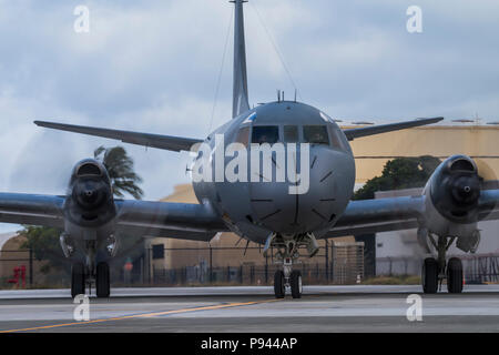 180706-O-N0842-2032 Hawaï Base du Corps des Marines (6 juillet 2018) un avion Aurora (CP140118) arrive à Hawaï Base du Corps des Marines, le 6 juillet, à participer à l'exercice RIMPAC 2018. Vingt-cinq nations, 46 navires, 5 sous-marins, environ 200 avions et 25 000 personnes participent à l'EXERCICE RIMPAC du 27 juin au 2 août dans et autour des îles Hawaï et la Californie du Sud. Le plus grand exercice maritime international RIMPAC, fournit une formation unique alors que la promotion et le soutien de relations de coopération entre les participants essentiels à la sécurité des Banque D'Images