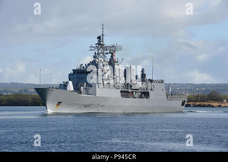 180709-N-OS584-0066 PEARL HARBOR (09 juillet 2018) HMNZS Te Mana (F111) part Joint Base Hickam Pearl Harbor au cours de l'exercice RIMPAC 2018. Vingt-cinq nations, plus de 45 navires et sous-marins, environ 200 avions et 25 000 personnes participent à l'EXERCICE RIMPAC du 27 juin au 2 août dans et autour des îles Hawaï et la Californie du Sud. Le plus grand exercice maritime international RIMPAC, fournit une formation unique alors que la promotion et le soutien de relations de coopération entre les participants essentiels pour assurer la sécurité des voies maritimes et de la sécurité des océans du monde. RIMPAC 2 Banque D'Images