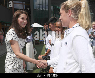 La duchesse de Cambridge rencontre le joueur junior Caty McNally (USA) lors d'une visite aux championnats de Wimbledon au All England Lawn tennis and Croquet Club, Wimbledon. Banque D'Images