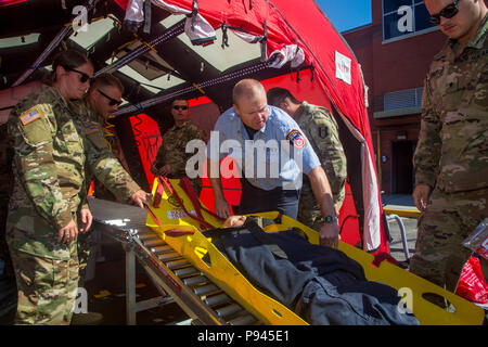 New York Fire Department, pompier, le capitaine Edward Ryan, forme des soldats de l'Armée américaine affecté à la 287e détachement du génie comment à l'aide de victimes dans les situations d'urgence au service d'incendie de New York (FDNY) Académie du feu sur Randall's Island à New York City, New York, le 9 juillet 2018. Le FDNY le long de l'armée américaine avec l'armée américaine et du Commandement du Nord est la réalisation d'un exercice conjoint simulant un incident chimique, biologique, radiologique et nucléaire (CBRN) Événement pour maximiser la réponse appropriée à partir de la première réponse. (U.S. Photo de l'armée par la CPS. Brandon Best) Banque D'Images