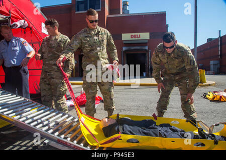 New York Fire Department, pompier, le capitaine Edward Ryan, forme des soldats de l'Armée américaine affecté à la 287e détachement du génie comment à l'aide de victimes dans les situations d'urgence au service d'incendie de New York (FDNY) Académie du feu sur Randall's Island à New York City, New York, le 9 juillet 2018. Le FDNY le long de l'armée américaine avec l'armée américaine et du Commandement du Nord est la réalisation d'un exercice conjoint simulant un incident chimique, biologique, radiologique et nucléaire (CBRN) Événement pour maximiser la réponse appropriée à partir de la première réponse. (U.S. Photo de l'armée par la CPS. Brandon Best) Banque D'Images