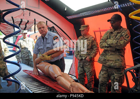 Le capitaine Edward Ryan, un service d'incendie de la ville de New York (FDNY), pompier de l'armée américaine démontre aux soldats de réserve, y compris le Sgt. O'Connor, le détachement 8, 328e de l'Hôpital de soutien au combat, à gauche, et Sgt. Jason Benjamin, 468th détachement du génie, 368e bataillon du génie, 302D, 412e Brigade d'amélioration Manuever Ingénieur Théâtre, commande comment le FDNY s'occupe des victimes ambulatoires au New York City Fire Department (FDNY) Académie du feu sur l'Île Randalls à New York City, New York, le 9 juillet 2018. Avec le nord de l'ARMÉE AMÉRICAINE FDNY Command (NORTHCOM) assure la formation comme un exercice conjoint simulati Banque D'Images