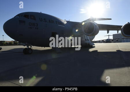 L'un des gardes nationaux de l'air Caroline du premier C-17 Globemaster III, se trouve sur l'axe de vol comme il est préparé le matin pour un vol tous les jours qui sera le premier C-17 mission pour la 145e Airlift Wing au North Carolina Air National Guard Base, Charlotte Douglas International Airport, le 9 juillet 2018. Le vol est transportant des membres du 156e Escadron d'évacuation aéromédicale à un exercice d'entraînement hors de l'état. Banque D'Images