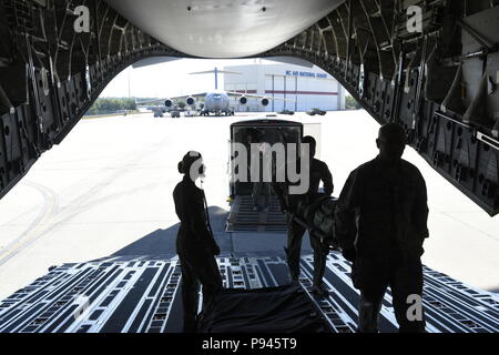 Les membres du 156e Escadron d'évacuation aéromédicale (AES) charger l'équipement médical à bord d'un C-17 Globemaster III, tout en Caroline du Nord, de la base de la Garde nationale aérienne de l'Aéroport International de Charlotte Douglas, le 9 juillet 2018. C'est la première mission pour la Caroline du Nord Air National Guard avec le C-17 et c'est le transport de l'équipement et le personnel de la 156e à la Wisconsin Sea Air National Guard Base à Volk Field pour un exercice d'entraînement. Banque D'Images