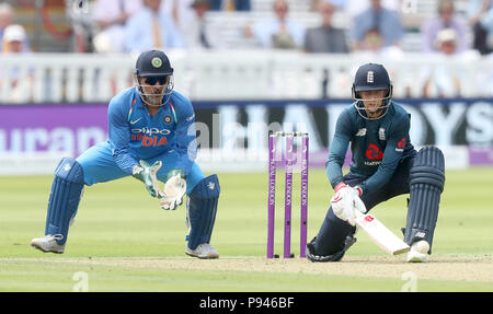 Joe l'Angleterre chauves-souris racine pendant la deuxième Royal London un jour match international à Londres, du Seigneur. Banque D'Images