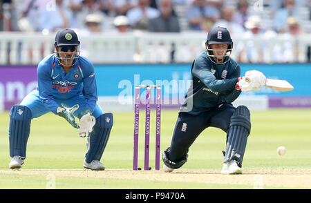 Joe l'Angleterre chauves-souris racine pendant la deuxième Royal London un jour match international à Londres, du Seigneur. Banque D'Images