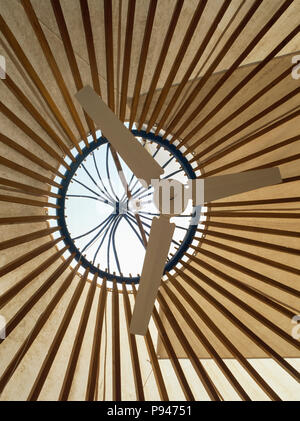 À la recherche jusqu'au ventilateur au plafond de la yourte Banque D'Images