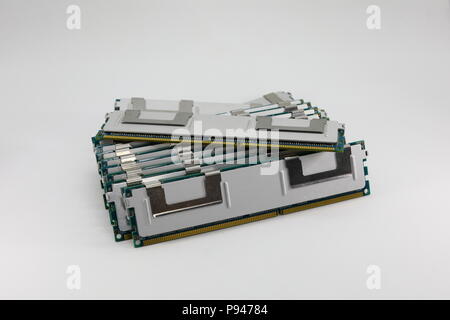 Rangée de RAM DDR3 de haute performance module mémoire isolé sur fond blanc Banque D'Images