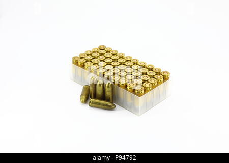 Pack de 9mm parabellum bullet FMJ(Full Metal Jacket ) isoler sur fond blanc Banque D'Images