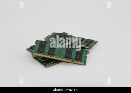 Pile d'ordinateur portable ou tablet RAM DDR2 memory module isolé sur fond blanc Banque D'Images