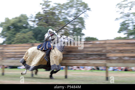 Au cours de la joute chevaliers jouter Tudor le week-end au Château de Hampton Court, en Richmond upon Thames, Surrey. Banque D'Images