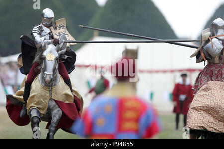 Au cours de la joute chevaliers jouter Tudor le week-end au Château de Hampton Court, en Richmond upon Thames, Surrey. Banque D'Images