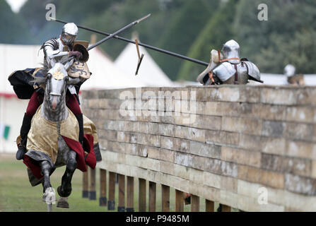 Au cours de la joute chevaliers jouter Tudor le week-end au Château de Hampton Court, en Richmond upon Thames, Surrey. Banque D'Images