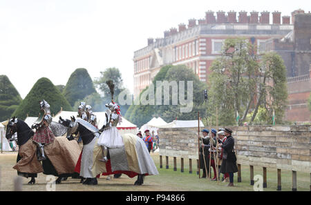 Ligne de chevaliers jusqu'en face de la Loge Royale avant d'jouter dans un tournoi au cours de la Joute Tudor le week-end au Château de Hampton Court, en Richmond upon Thames, Surrey. Banque D'Images