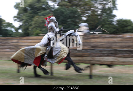 Au cours de la joute chevaliers jouter Tudor le week-end au Château de Hampton Court, en Richmond upon Thames, Surrey. Banque D'Images