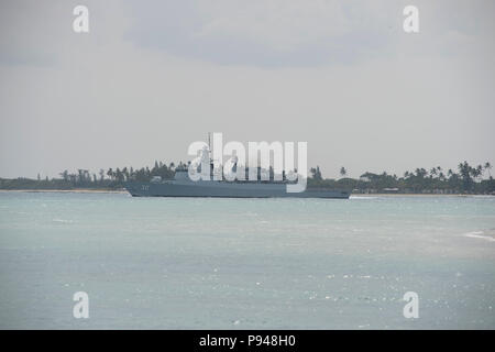 180710-N-TZ020-0079 PEARL HARBOR (09 juillet 2018) La frégate de la marine royale malaisienne KD Lekiu (FFG 30) part d'une base commune Pearl Harbor-Hickam pour commencer la phase en mer de la Rim of the Pacific (RIMPAC), le 10 juillet. Vingt-cinq nations, 46 navires, 5 sous-marins, environ 200 avions et 25 000 personnes participent à l'EXERCICE RIMPAC du 27 juin au 2 août dans et autour des îles Hawaï et la Californie du Sud. Le plus grand exercice maritime international RIMPAC, fournit une formation unique alors que la promotion et le soutien de relations de coopération entre les participants criti Banque D'Images