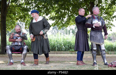 Chevaliers ont leur armure monté avant le début de la tournoi de joutes au cours de la Joute Tudor le week-end au Château de Hampton Court, en Richmond upon Thames, Surrey. Banque D'Images