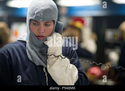 180710-N-GR120-0113 MER DES PHILIPPINES (10 juillet 2018) Le lieutenant J.G. Nancy Smith relève d'un casier de contrôle des dommages lors d'un forage à bord de l'quarts de la classe Arleigh Burke destroyer lance-missiles USS Benfold (DDG 65). Benfold est l'avant-déployés dans la 7e flotte américaine zone d'opérations à l'appui de la sécurité et de la stabilité dans la région Indo-Pacifique. (U.S. Photo par marine Spécialiste de la communication de masse 2e classe Anna Van Nuys/libérés) Banque D'Images