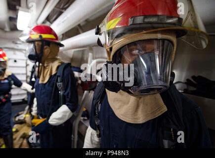 180710-N-GR120-0163 MER DES PHILIPPINES (10 juillet 2018) Soldat de 2e classe du navire Jabril Clemons répond à un blessé lors d'un forage à bord de l'quarts de la classe Arleigh Burke destroyer lance-missiles USS Benfold (DDG 65). Benfold est l'avant-déployés dans la 7e flotte américaine zone d'opérations à l'appui de la sécurité et de la stabilité dans la région Indo-Pacifique. (U.S. Photo par marine Spécialiste de la communication de masse 2e classe Anna Van Nuys/libérés) Banque D'Images