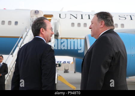 BAGRAM, Afghanistan (9 juillet 2018) -- l'Ambassadeur des Etats-Unis en Afghanistan, John. R. Bass, rencontre avec la secrétaire d'État des États-Unis, Michael R. Pompeo, le 9 juillet, lors de la visite de Pompeo Bagram, en Afghanistan. Au cours de sa visite, Pompeo engagée avec les troupes américaines et les forces de la coalition et a fourni des commentaires encourageants réaffirmant les États-Unis et l'appui résolu de l'OTAN déployés dans le pays. (U.S. Photo par Forces-Afghanistan Le s.. Lerone Simmons) Banque D'Images