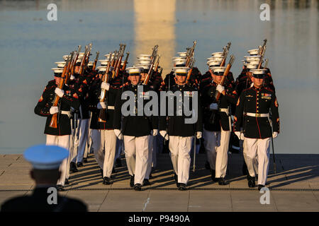 Le capitaine Alexander Newham, commandant de peloton, 1e peloton de la Compagnie Alpha, Marine Barracks Washington D.C. appelle une commande lors d'un défilé au coucher du soleil mardi au Lincoln Memorial, Washington D.C., le 10 juillet 2018. L'invité d'honneur pour la parade était l'ancien Vice-président des États-Unis, Joe Biden, et l'accueil a été le personnel Juge-avocat au Commandant du Corps des Marines, le général John R. Ewers Jr. (Marine Corps photo par le Cpl. Damon Mclean/libérés) Banque D'Images