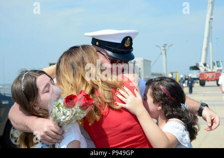 180711-N-JE719-0360 NORFOLK (11 juillet 2018) Chef Technicien électronique Mark Eichenlaub, affecté à la Virginia-classe sous-marin d'attaque USS John Warner (SSN 785), est accueilli à la maison par sa famille à la fin d'un déploiement de six mois. John Warner est retourné à son port d'attache à Norfolk Naval Station après avoir réussi une mutation à la sixième flotte américaine zone d'opérations. (U.S. Photo par marine Spécialiste de la communication de masse de 1re classe Jeffrey M. Richardson/libérés) Banque D'Images