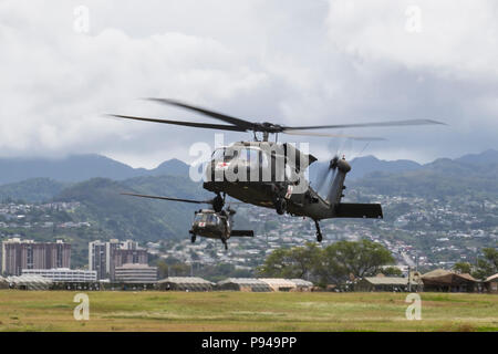 180711-O-N0842-2001 JOINT BASE HICKAM À PEARL HARBOR (11 juillet 2018) Deux hélicoptères UH-60 Black Hawk pour des terres de ravitaillement chaud au cours de l'assistance humanitaire pour les secours en cas de formation au cours de l'exercice Rim of the Pacific (RIMPAC) Le 11 juillet. Vingt-cinq nations, 46 navires, 5 sous-marins, environ 200 avions et 25 000 personnes participent à l'EXERCICE RIMPAC du 27 juin au 2 août dans et autour des îles Hawaï et la Californie du Sud. Le plus grand exercice maritime international RIMPAC, fournit une formation unique alors que la promotion et le soutien de relations de coopération entre les pa Banque D'Images