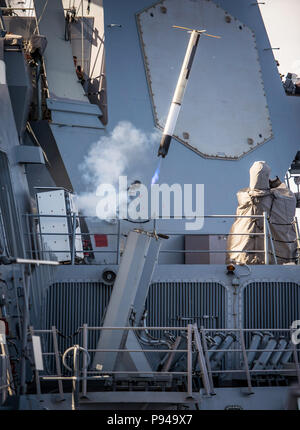 180711-N-LI768-1006 de l'OCÉAN PACIFIQUE (Juillet 11, 2018) - lance-missiles le destroyer USS Dewey (DDG 105) lance une attaque électronique à partir d'une cartouche MK-234 Leurres Nulka Système de lancement en cours tout en participant à la 2018 de Rim of the Pacific (RIMPAC) Le 11 juillet. Vingt-cinq nations, 46 navires, 5 sous-marins, environ 200 avions et 25 000 personnes participent à l'EXERCICE RIMPAC du 27 juin au 2 août dans et autour des îles Hawaï et la Californie du Sud. Le plus grand exercice maritime international RIMPAC, fournit une formation unique alors que la promotion et le soutien Banque D'Images