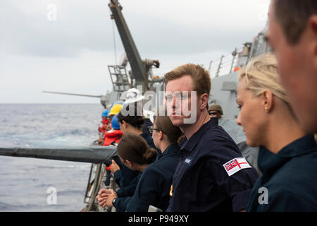 180711-N-ZA692-0020 de l'OCÉAN PACIFIQUE (11 juillet 2018) Sous-lieutenant Hayhurst Jamie de la Royal Navy se réserve, observe une visite, un conseil, une perquisition et saisie-missiles à bord de l'exercice destroyer USS Preble (DDG 88) au cours de la l'exercice RIMPAC 2018. Vingt-cinq nations, 46 navires, 5 sous-marins, environ 200 avions et 25 000 personnes participent à l'EXERCICE RIMPAC du 27 juin au 2 août dans et autour des îles Hawaï et la Californie du Sud. Le plus grand exercice maritime international RIMPAC, fournit une formation unique tout en renforçant et en soutenant les travaux coopératifs de r Banque D'Images