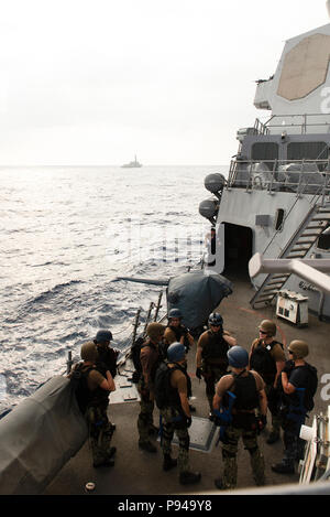 180711-N-ZA692-0009 de l'OCÉAN PACIFIQUE (11 juillet 2018) Les marins à bord de missiles guidés USS Preble (DDG 88) rencontrez avant une visite, un conseil, une perquisition et saisie (VBSS) au cours de l'exercice l'exercice RIMPAC 2018. Vingt-cinq nations, 46 navires, 5 sous-marins, environ 200 avions et 25 000 personnes participent à l'EXERCICE RIMPAC du 27 juin au 2 août dans et autour des îles Hawaï et la Californie du Sud. Le plus grand exercice maritime international RIMPAC, fournit une formation unique alors que la promotion et le soutien de relations de coopération entre les participants critique Banque D'Images