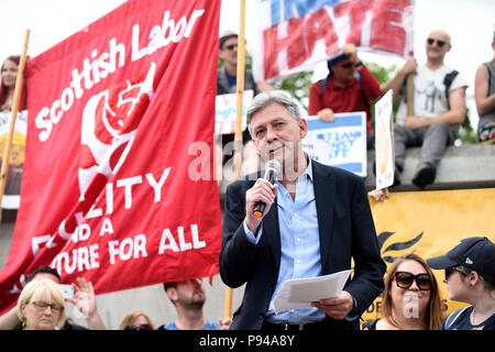 Le leader travailliste écossais Richard Leonard s'adresse à la foule lors de Scotland United contre les manifestants de Trump au Parlement écossais d'Édimbourg avant de marcher dans la ville pour un « Carnaval de la résistance » pour protester contre la visite du président américain Donald Trump au Royaume-Uni. Banque D'Images