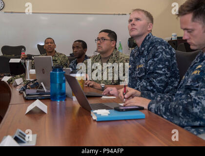 180712-N-PN963-1026 SAN DIEGO (12 juillet 2018) marins effectuer un exercice de promotion au cours d'un agent subalterne Développement Professionnel (JOPD) classe à Naval Base Point Loma. La semaine de classe, organisé par l'information de la Marine, commandant de la réserve, avait pour but d'aider les officiers subalternes de développer une plus grande compréhension de la marine se réserve afin qu'ils puissent mieux tirer parti des ressources et maintenir un haut niveau de préparation aux missions. (U.S. Photo par marine Spécialiste de la communication de masse 1ère classe Richard L.J. Gourley/libérés) Banque D'Images