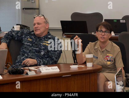 180712-N-PN963-1035 SAN DIEGO (12 juillet 2018) marins effectuer un exercice de promotion au cours d'un agent subalterne Développement Professionnel (JOPD) classe à Naval Base Point Loma. La semaine de classe, organisé par l'information de la Marine, commandant de la réserve, avait pour but d'aider les officiers subalternes de développer une plus grande compréhension de la marine se réserve afin qu'ils puissent mieux tirer parti des ressources et maintenir un haut niveau de préparation aux missions. (U.S. Photo par marine Spécialiste de la communication de masse 1ère classe Richard L.J. Gourley/libérés) Banque D'Images