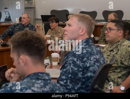 180712-N-PN963-1036 SAN DIEGO (12 juillet 2018) marins effectuer un exercice de promotion au cours d'un agent subalterne Développement Professionnel (JOPD) classe à Naval Base Point Loma. La semaine de classe, organisé par l'information de la Marine, commandant de la réserve, avait pour but d'aider les officiers subalternes de développer une plus grande compréhension de la marine se réserve afin qu'ils puissent mieux tirer parti des ressources et maintenir un haut niveau de préparation aux missions. (U.S. Photo par marine Spécialiste de la communication de masse 1ère classe Richard L.J. Gourley/libérés) Banque D'Images