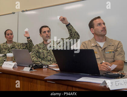 180712-N-PN963-1050 SAN DIEGO (12 juillet 2018) marins effectuer un exercice de promotion au cours d'un agent subalterne Développement Professionnel (JOPD) classe à Naval Base Point Loma. La semaine de classe, organisé par l'information de la Marine, commandant de la réserve, avait pour but d'aider les officiers subalternes de développer une plus grande compréhension de la marine se réserve afin qu'ils puissent mieux tirer parti des ressources et maintenir un haut niveau de préparation aux missions. (U.S. Photo par marine Spécialiste de la communication de masse 1ère classe Richard L.J. Gourley/libérés) Banque D'Images