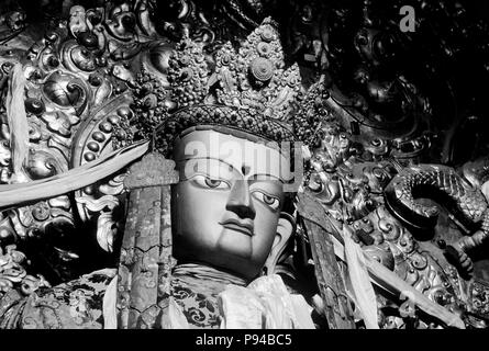 Beau joyau incrustés, STATUE DE MAITREYA (futur Bouddha) dans la grande salle au monastère de Drepung Banque D'Images